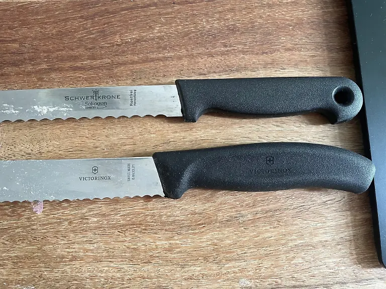 Test Brotmesser Griffe Schwertkrone und Victorinox